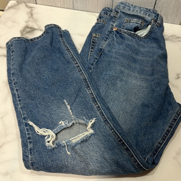 H&M Woman's Siize 8 High wasted Buttoned Jean Hole distressed Cropped  boyfriend - Picture 2 of 7